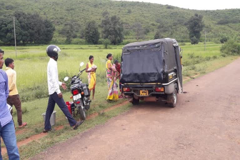 Two twins gave birth in an auto