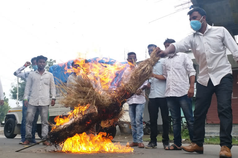 চাহ জনজাতি সন্থাৰ প্ৰতিবাদত উত্তাল গোলাঘাটৰ ৰাজপথ