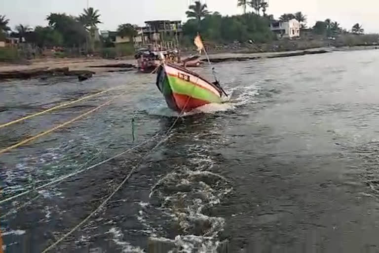 The boat at Palghar Dandi sank in the sea