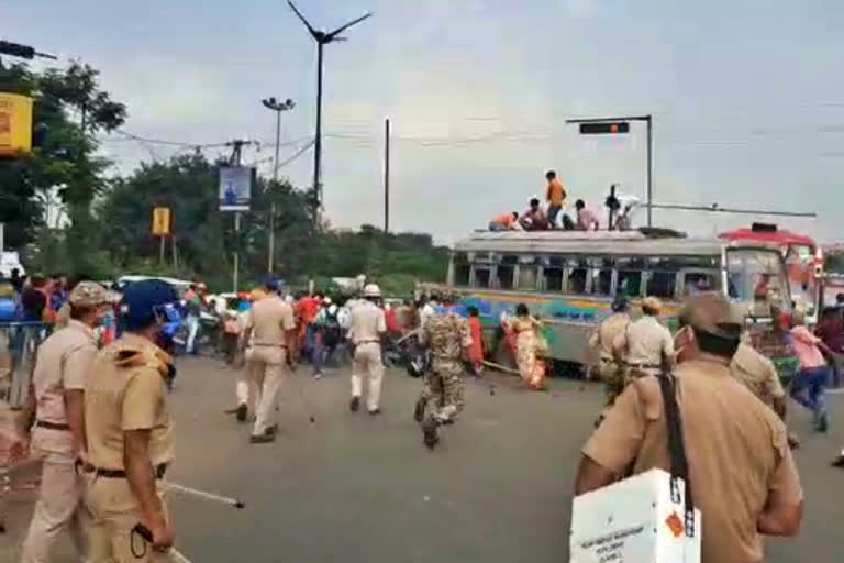 Lathi charge by Police, Lathi-charge by Police to stop BJP workers, Lathi charge in Dunkuni, Dunkuni Lathi charge, Dunkuni Lathi charge news, Dunkuni Lathi charge latest news, ಪೊಲೀಸ್​ ಲಾಠಿ ಚಾರ್ಜ್​, ಬಿಜೆಪಿ ಕಾರ್ಯಕರ್ತರ ಮೇಲೆ ಲಾಠಿ ಚಾರ್ಜ್​, ದಂಕುನಿಯಲ್ಲಿ ಬಿಜೆಪಿ ಕಾರ್ಯಕರ್ತರ ಮೇಲೆ ಲಾಠಿ ಚಾರ್ಜ್​, ದಂಕುನಿ ಪೊಲೀಸ್​ ಲಾಠಿ ಚಾರ್ಜ್​, ದಂಕುನಿ ಪೊಲೀಸ್​ ಲಾಠಿ ಚಾರ್ಜ್ ಸುದ್ದಿ,