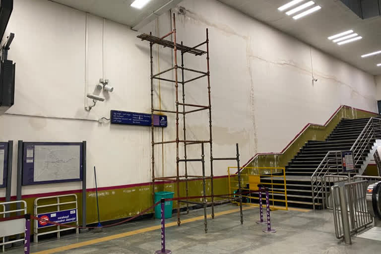 Water leaking in metro station, Water leaking in Bangalore metro station, Bangalore metro station, Bangalore metro station news, ಸೋರುತಿಹುದು ಮೆಟ್ರೋ ಮಾಳಿಗೆ, ಸೋರುತಿಹುದು ಬೆಂಗಳೂರು ಮೆಟ್ರೋ ಮಾಳಿಗೆ, ಬೆಂಗಳೂರು ಮೆಜೆಸ್ಟಿಕ್​ ಮೆಟ್ರೋ ನಿಲ್ದಾಣ, ಬೆಂಗಳೂರು ಮೆಜೆಸ್ಟಿಕ್​ ಮೆಟ್ರೋ ನಿಲ್ದಾಣ ಸುದ್ದಿ,