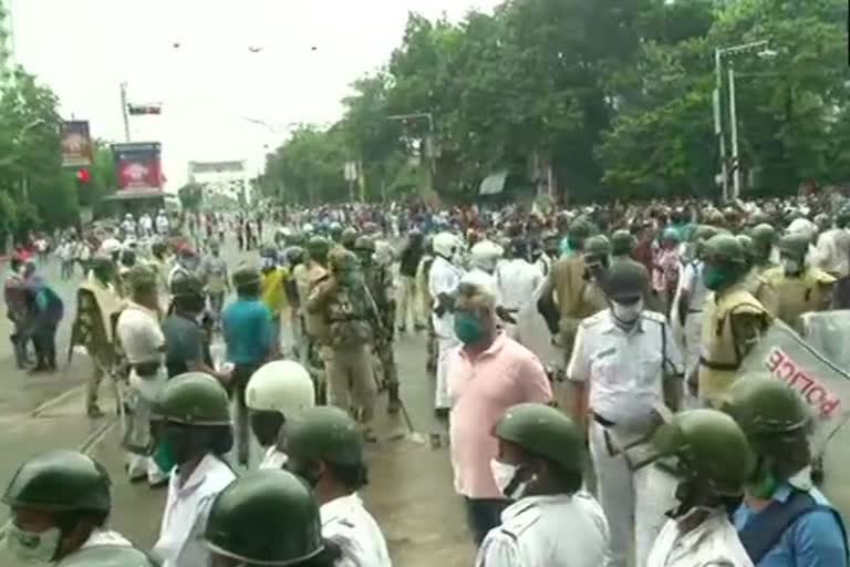 West Bengal: Police use water cannon & lathi-charge to disperse BJP workers during a protest at Hastings in Kolkata.