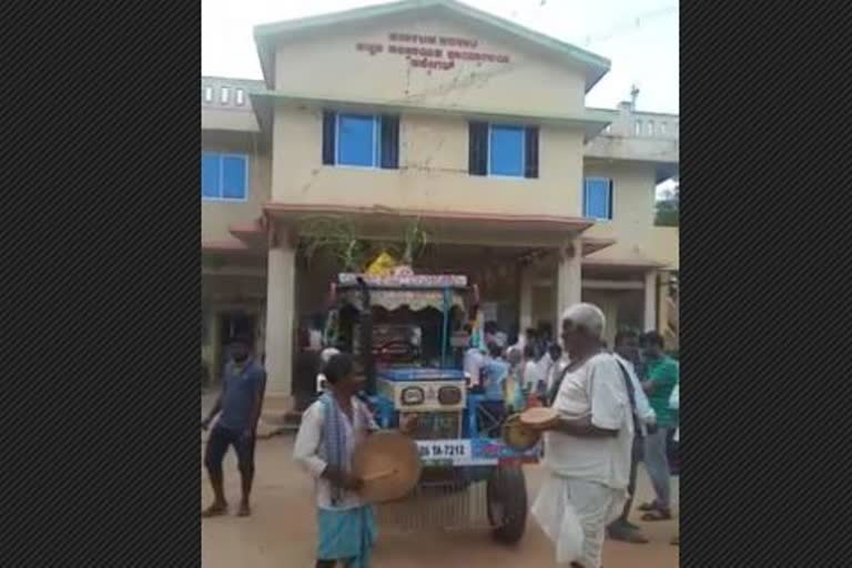 Gadag: Protest in front of pattan panchayat with deadbody in tractor