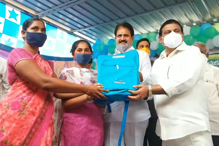 rajyasabha member mopidevi venkataramana attend jagananna vidya scheme in guntur district