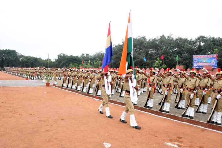 'తెలంగాణ మహిళా పోలీసులు దేశానికే ఆదర్శం'