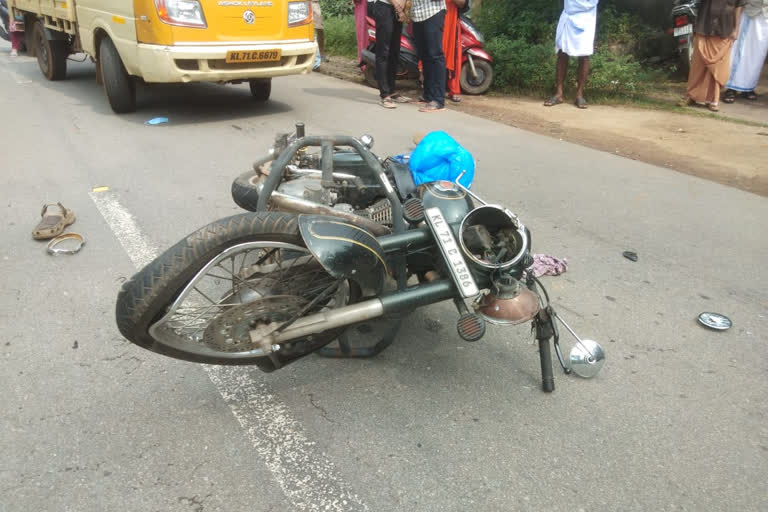 lorry and a bike collided  Kozhikode  കോഴിക്കോട്  വാഹനാപകടത്തിൽ ഒരാൾ മരിച്ചു  നിലമ്പൂർ കാളികാവ് സ്വദേശി ലബീബ്  വാഹനാപകടം  Road accident