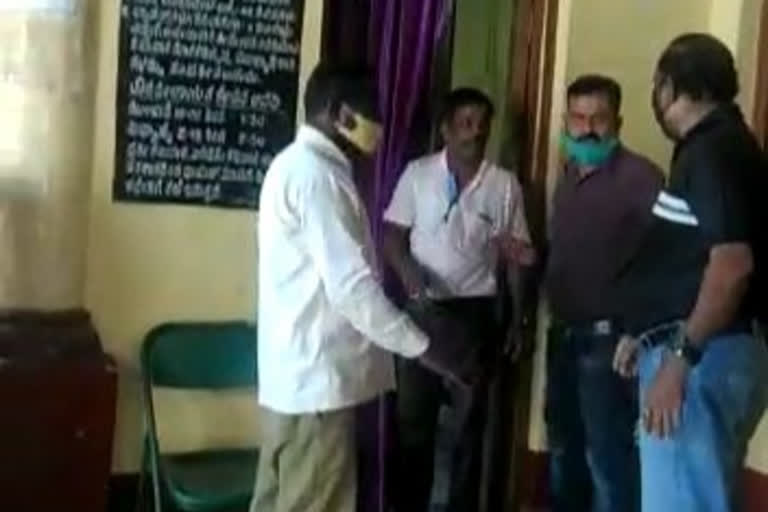 personal-quarrel-two-persons-man-handling-in-honnavara