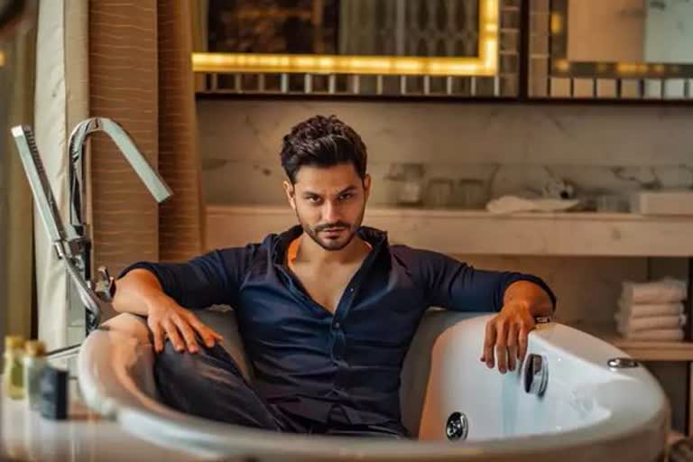 kunal  shares an stunning picture on social media but wins over the internet with his hilarious caption