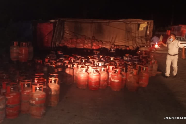 Truck filled with gas cylinders overturned, villagers steal cylinders, police returned