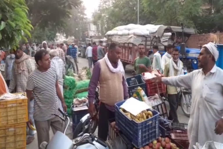 vegetables are being sold on the road outside the radaur grain market in yamunanagar