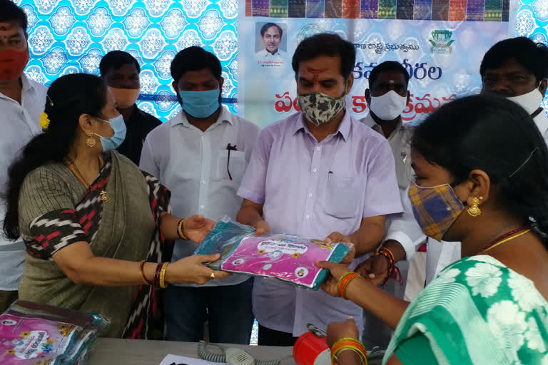 Minister Satyavathi distributes Batukamma sarees in Warangal Urban