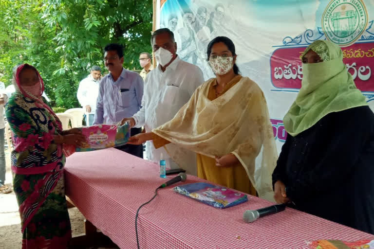 bathukamma sarees distribution in peddapally