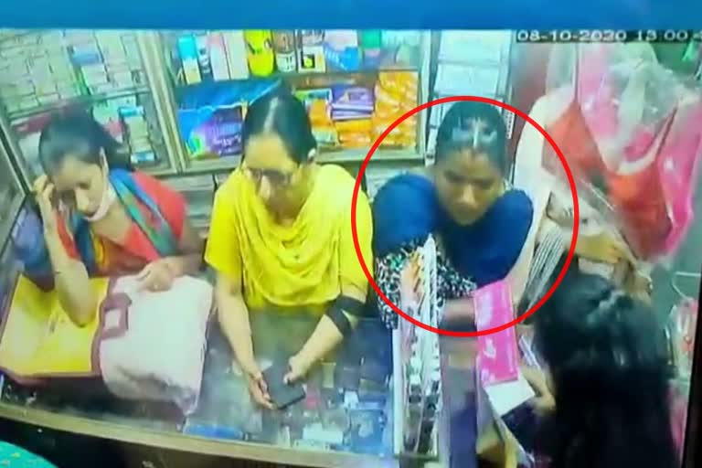 female thieves stolen cash in meerabai market of yamunanagar