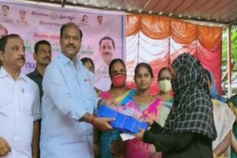 gadwal mla bathukamma sarees distribution in jogulamba gadwal district