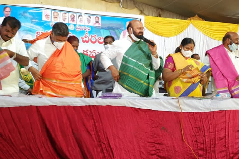 jangaon mla muthireddy yadagirireddy bathukamma sarees distribution