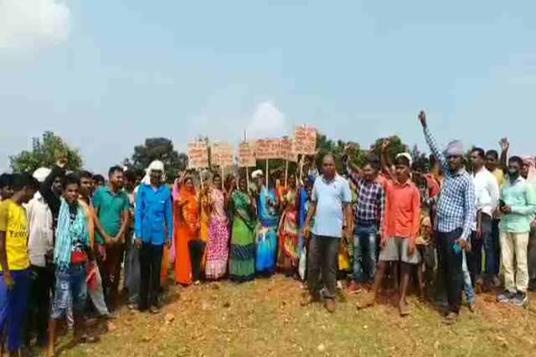 Dalit protested against declaration of land as public in giridih, news of Giridih Sariya Police Station, गिरिडीह में जमीन को सार्वजनिक घोषित किए जाने का दलितों ने किया विरोध, गिरिडीह सरिया थाना की खबरें