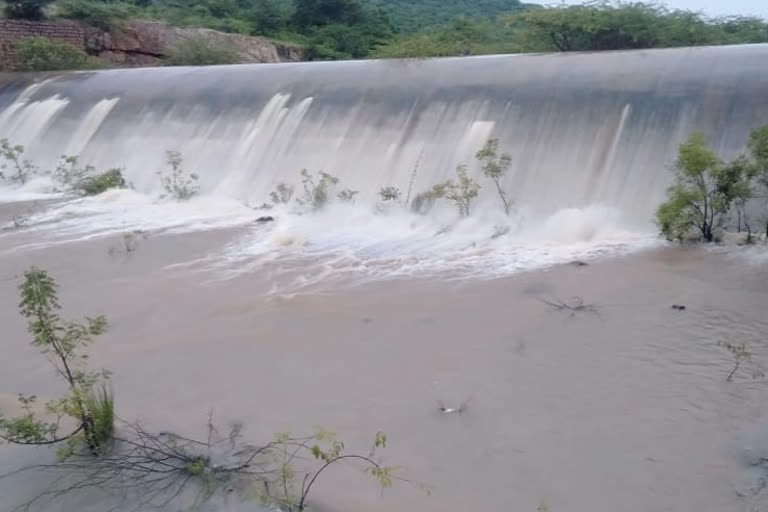 ತುಂಬಿ ಕೋಡಿ ಹರಿಯುತ್ತಿರುವ ರಂಗಸಮುದ್ರ ಕೆರೆ