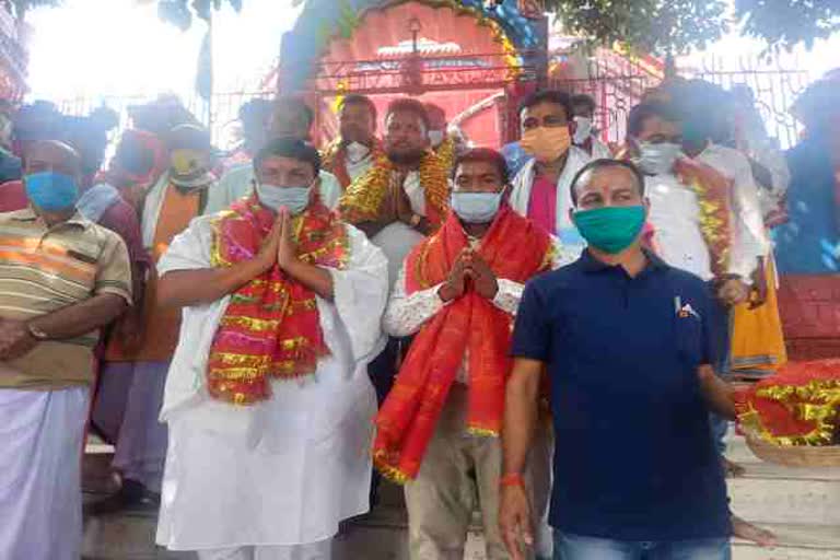 Minister Badal Patralekh worshiped at Rajrappa temple, news of Rajrappa temple ramgarh, news of jagarnath mahto, मंत्री बादल पत्रलेख और शिक्षा मंत्री के बेटे ने रजरप्पा मंदिर में की पूजा, रजरप्पा मंदिर की खबरें, मंत्री जगरनाथ महतो की खबरें