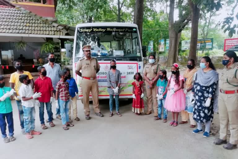 യുആര്‍എഫ്‌ യൂത്ത് ഐക്കണ്‍ പുരസ്‌ക്കാര ജേതാവ്‌ അനാമിക  ഓണ്‍ലൈന്‍ ക്ലാസുകള്‍ മുടങ്ങിയ വിദ്യാര്‍ഥികള്‍ക്ക് പഠനം  പാലക്കാട്‌ ഊരില്‍ സ്‌മാര്‍ട്ട് ക്ലാസ്‌ ഒരുക്കി അനാമിക  forest department organises travel for students  palakkad forest department