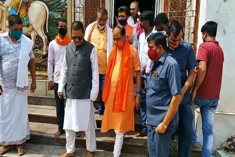 former-chief-minister-raghubar-das-reached-basukinath-in-dumka