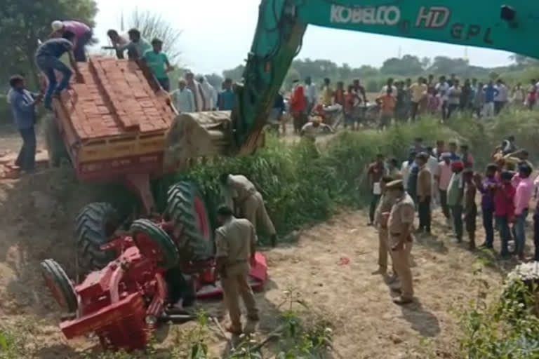 tractor trolly overturned in jaunpur