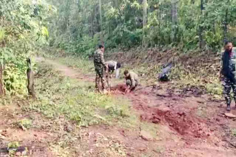 Two cylinder bomb recovered in chaibasa, News of Naxalite in Chaibasa, crime news of chaibasa, चाईबासा से दो सिलिंडर बम बरामद, चाईबासा में नक्सल की खबरें, चाईबासा में अपराध की खबरें