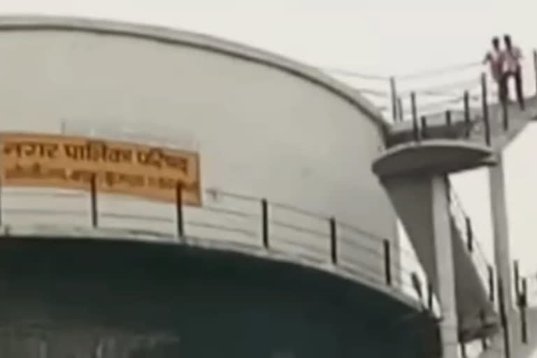 young man climbed into a tank in Loni to take a selfie video goes viral