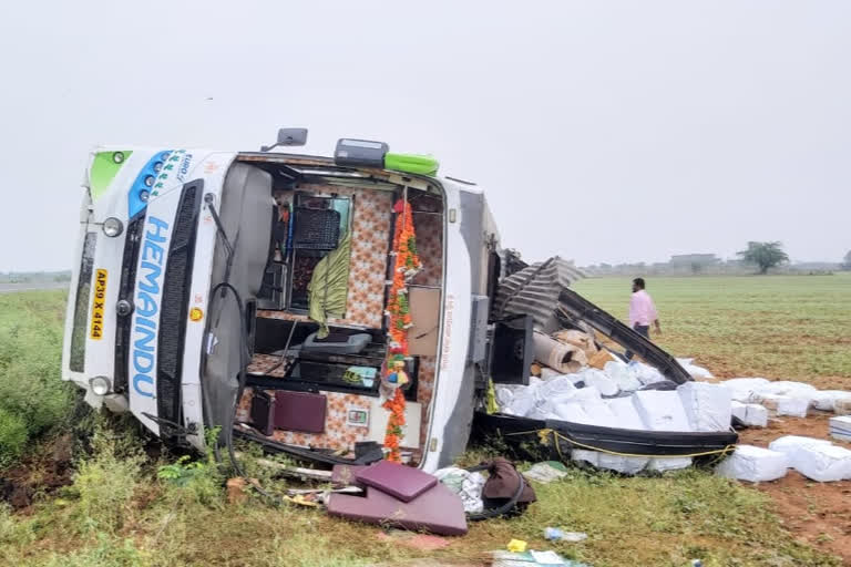 ప్రొద్దుటూరు వెళ్తున్న ప్రైవేట్​ బస్సు బోల్తా