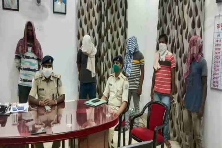 5 accused of extortion arrested in Chaibasa, 5 criminal arrested in chaibasa, crime news of chaibasa, चाईबासा में लेवी मांगने वाले 5 आरोपी गिरफ्तार, चाईबासा में 5 अपराधी गिरफ्तार, चाईबासा में अपराध की खबरें