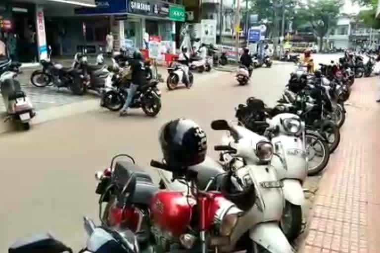 Illegal parking  Bank Street kannur  Bank Street kannur news  ബാങ്ക് സ്ട്രീറ്റിൽ അനധികൃത പാർക്കിംഗ്  ബാങ്ക് സ്ട്രീറ്റിലെ പാര്‍ക്കിംഗ് വാര്‍ത്ത  ബാങ്ക് സ്ട്രീറ്റ് പാര്‍ക്കിംഗ്