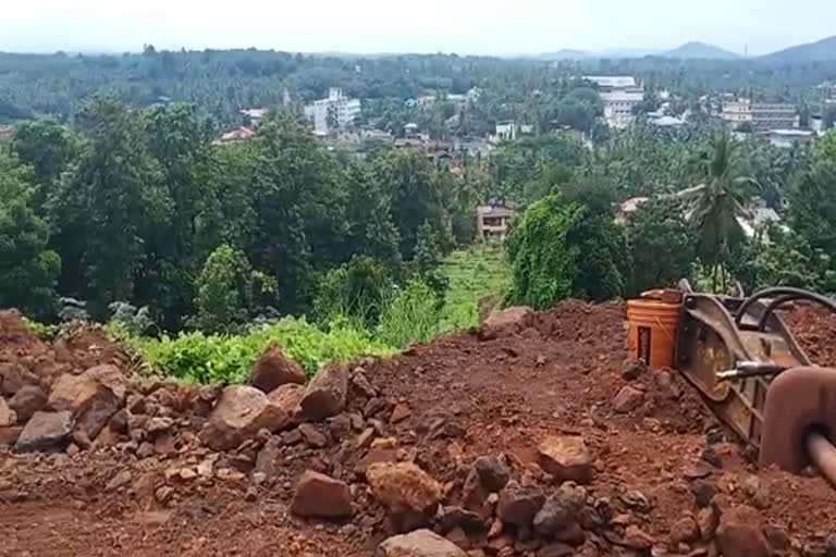 അനധികൃത മണ്ണിടിക്കലും മണ്ണ് കടത്തലും, നിലമ്പൂർ വില്ലേജ് അധികൃതർരണ്ട് വാഹനങ്ങൾ പിടിച്ചെടുത്തു  Illegal landslides  soil smuggling  two vehicles seized  vehicles seized  Illegal landslides and soil smuggling  അനധികൃത മണ്ണിടിക്കൽ  മണ്ണ് കടത്തൽ  രണ്ട് വാഹനങ്ങൾ പിടിച്ചെടുത്തു  വാഹനങ്ങൾ പിടിച്ചെടുത്തു