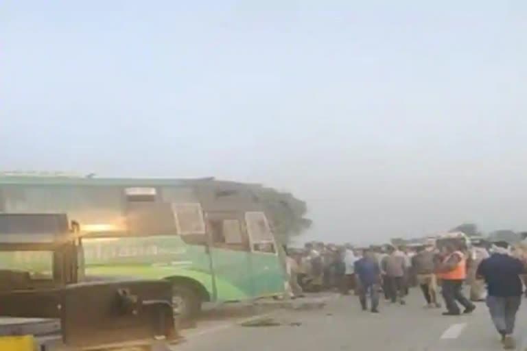 3 dead, 5 injured as bus overturns in UP Aligarh