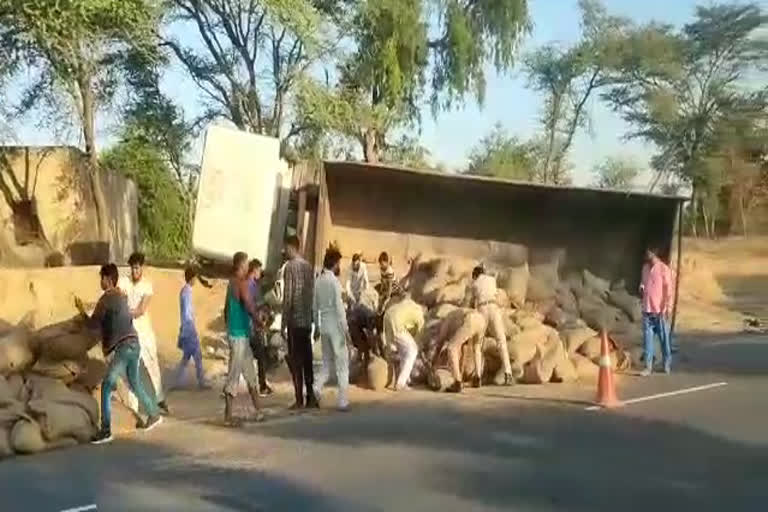 कार ट्रक में भिड़ंत, Bump into car truck