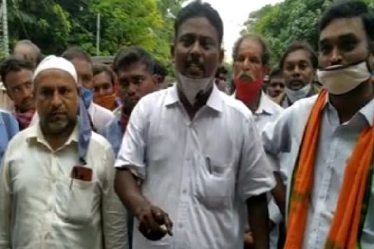 small traders protest at proddutur