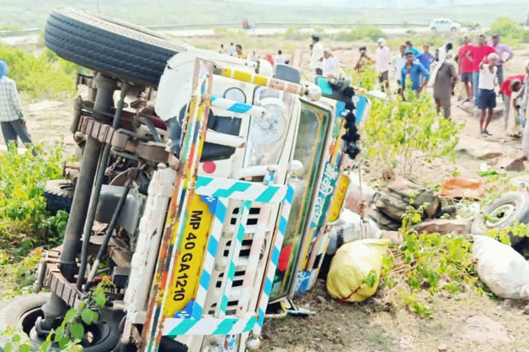 Passenger vehicle overturned in Ramnagar police station area, dozens injured