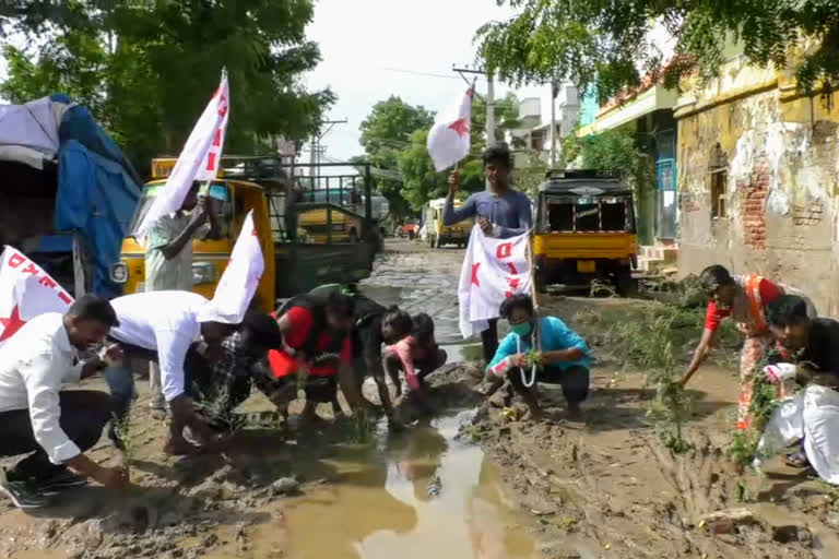 Protest demand to repair damaged road near sattur