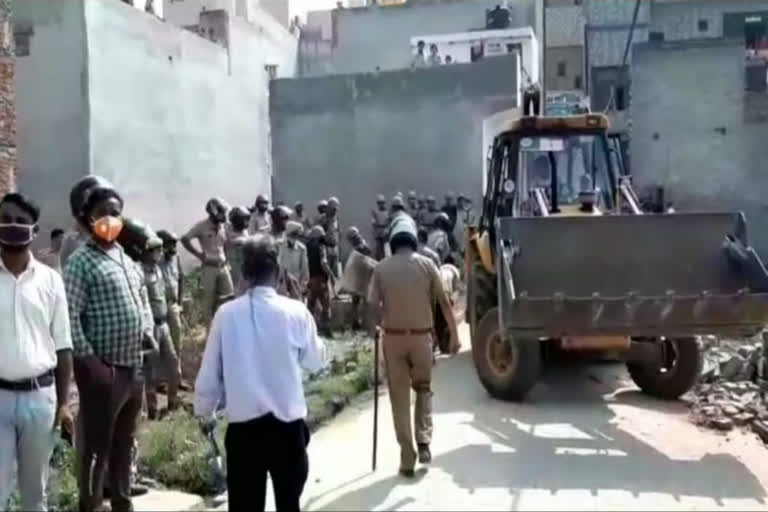 Affected people protest against illegal construction collapse in Shanti Nagar Ghaziabad