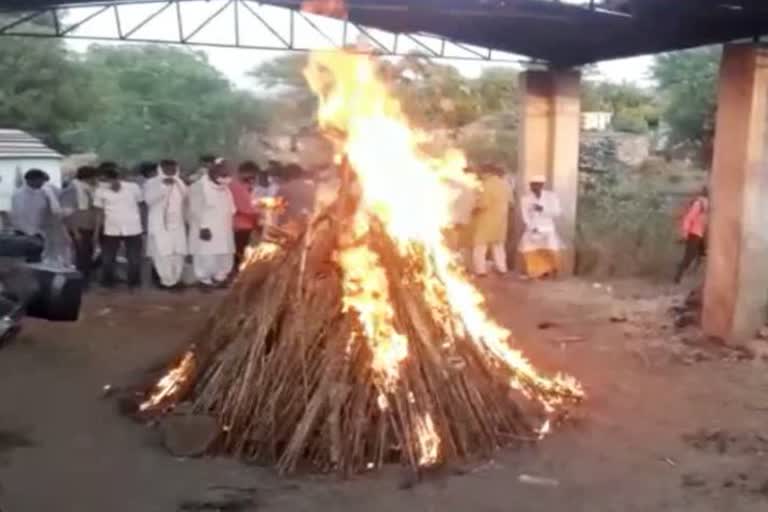 family perform the last rites of the priest in karauli