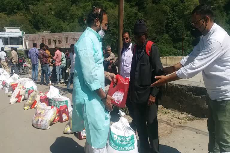 zubin-nautiyals-father-distributed-ration-kits-to-the-needy-people-in-jaunsar-bawar