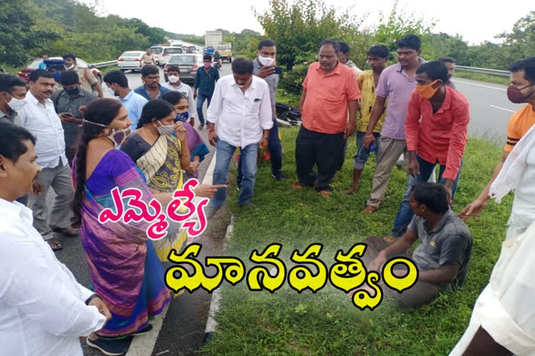 Medak MLA Padmadevender Reddy Helps Road accident Person in Siddipeta district