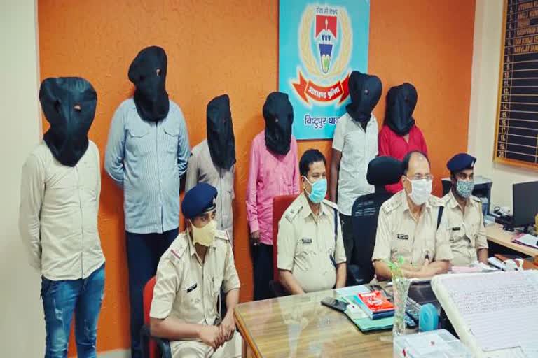 6 bookies arrested for betting in IPL in jamshedpur, crime news of jamshedpur, news of Jamshedpur Bishtupur police station, जमशेदपुर में आईपीएल में सट्टा लगाते 6 सट्टेबाज गिरफ्तार, जमशेदपुर बिष्टुपुर थाना की खबरें, जमशेदपुर में अपराध की खबरें