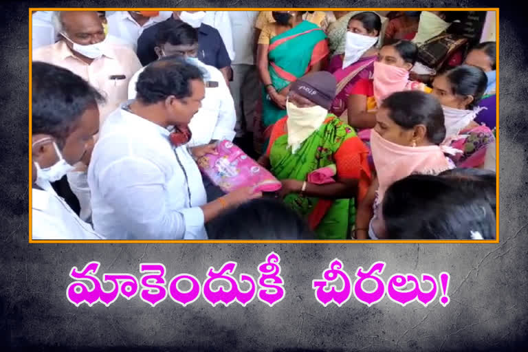 Women protest at Batukamma sari distribution at Gangadhara in Karimnagar district