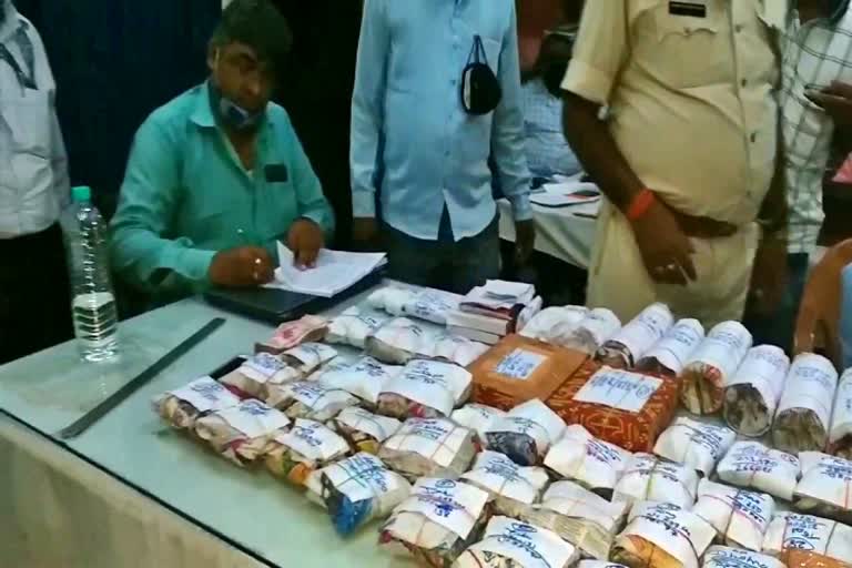 man arrested with gold and money at patna junction, सोने के जकीरे के साथ पटना जंक्शन से गिरफ्तार हुआ शख्स