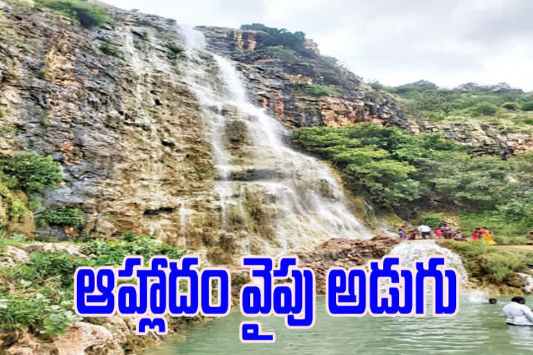 పర్యాటక కేంద్రాల్లో పెరుగుతున్న సందడి