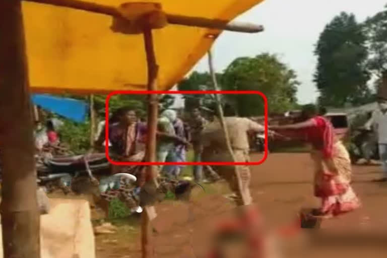 women police beaten by alchol seller in weekly market video viral