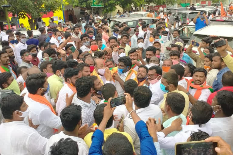 bjp telangana state president  bandi sanjay visit to dubbaka