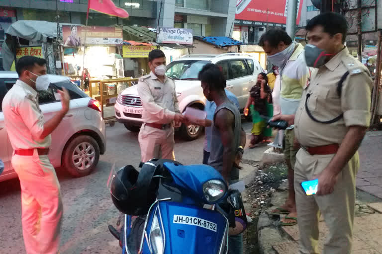 people are not wearing mask in ranchi