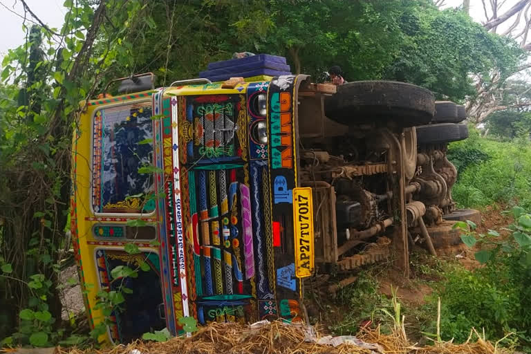 lorry rolled over at kadavakuduru