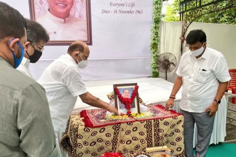 Consolation to Rajesh Parekh's family from Sharad Pawar