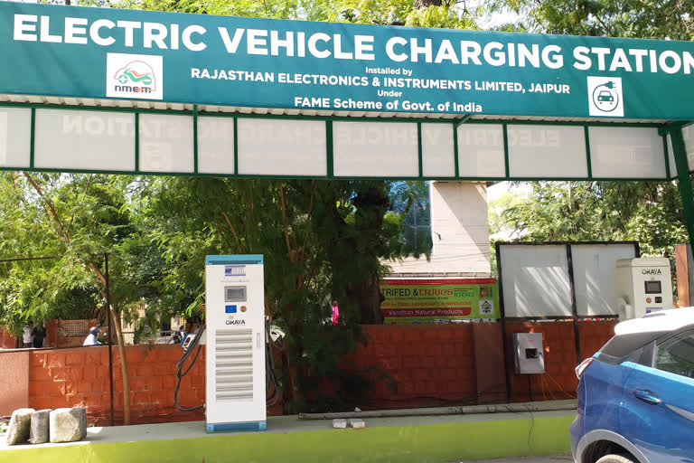 इलेक्ट्रिक चार्जिंग स्टेशन कबाड़ में तब्दील, Electric charging station turned into junk